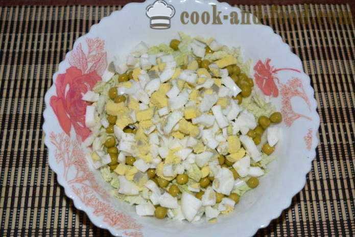 En simpel salat med kinakål, skinke og ærter - hvordan man forbereder en salat af kinakål og skinke, en trin for trin opskrift fotos
