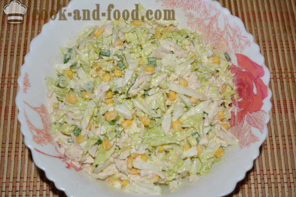 En simpel salat med kinakål, kylling og majs - hvordan man forbereder en salat af kinakål med kyllingebryst, en trin for trin opskrift fotos