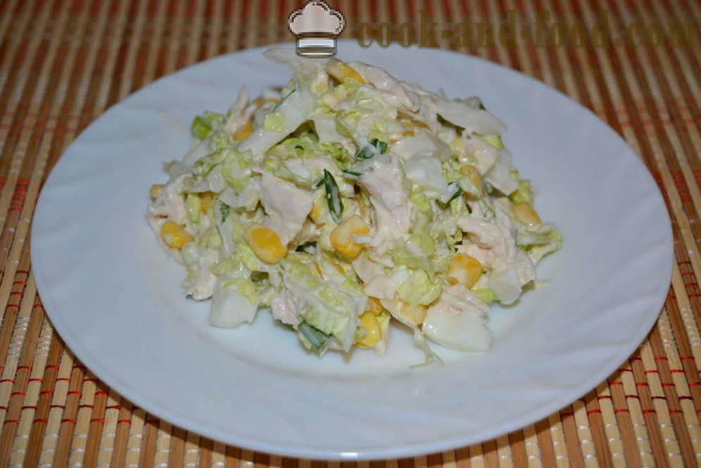 En simpel salat med kinakål, kylling og majs - hvordan man forbereder en salat af kinakål med kyllingebryst, en trin for trin opskrift fotos