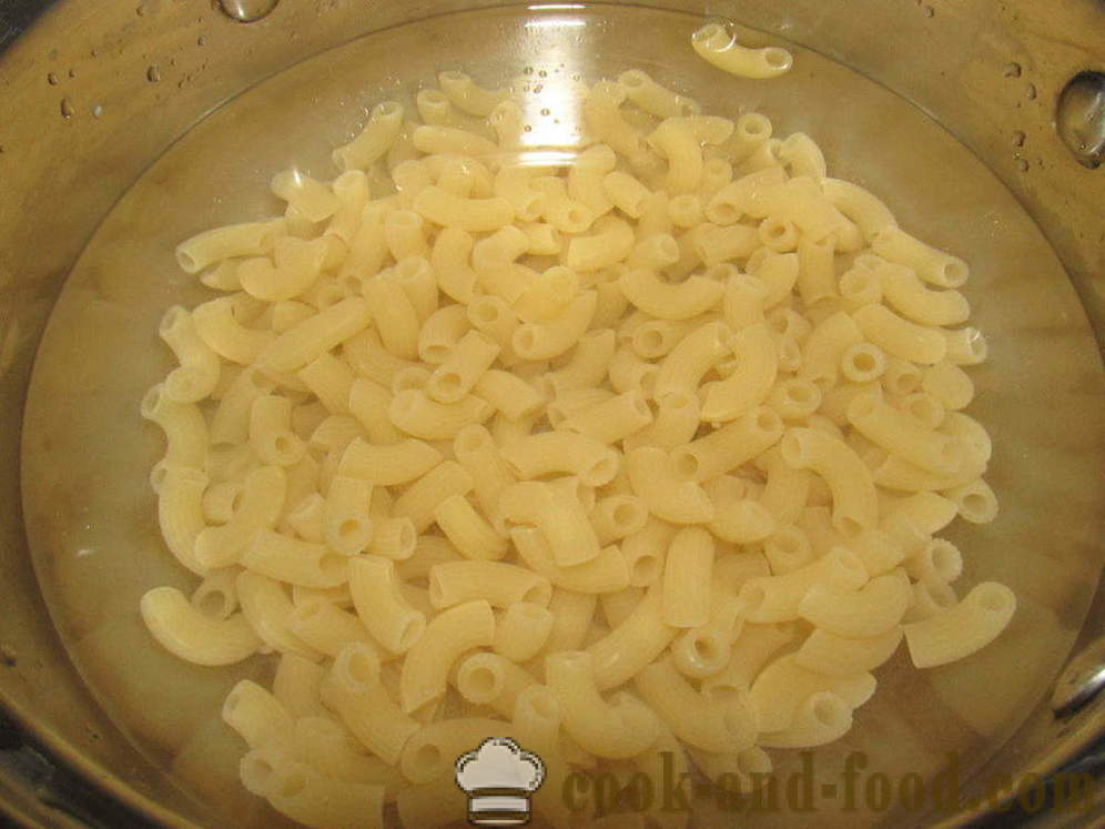 Pasta nautisk med pølse i en stegepande - hvordan man laver velsmagende pasta med pølse, en trin for trin opskrift fotos