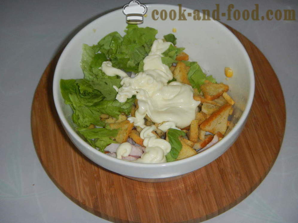 En lækker salat med croutoner og majs - hvordan man forbereder en salat med croutoner og majs hurtigt, skridt for skridt opskrift fotos