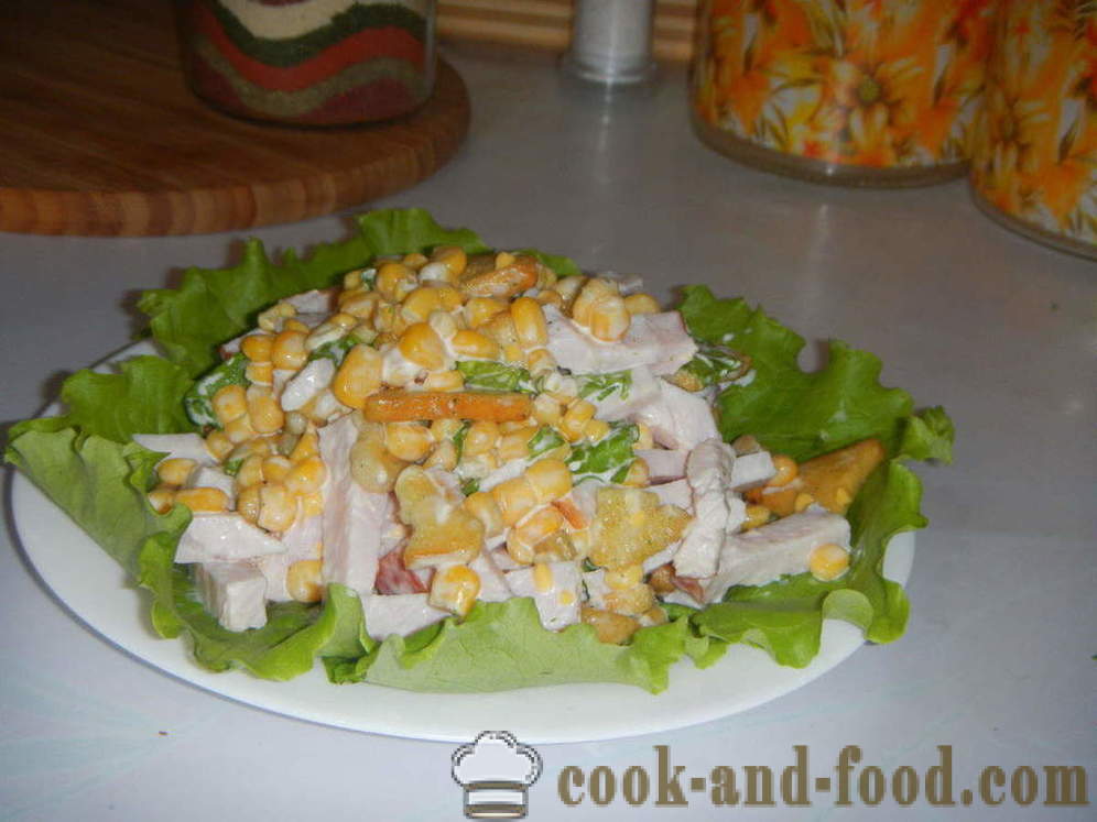 En lækker salat med croutoner og majs - hvordan man forbereder en salat med croutoner og majs hurtigt, skridt for skridt opskrift fotos