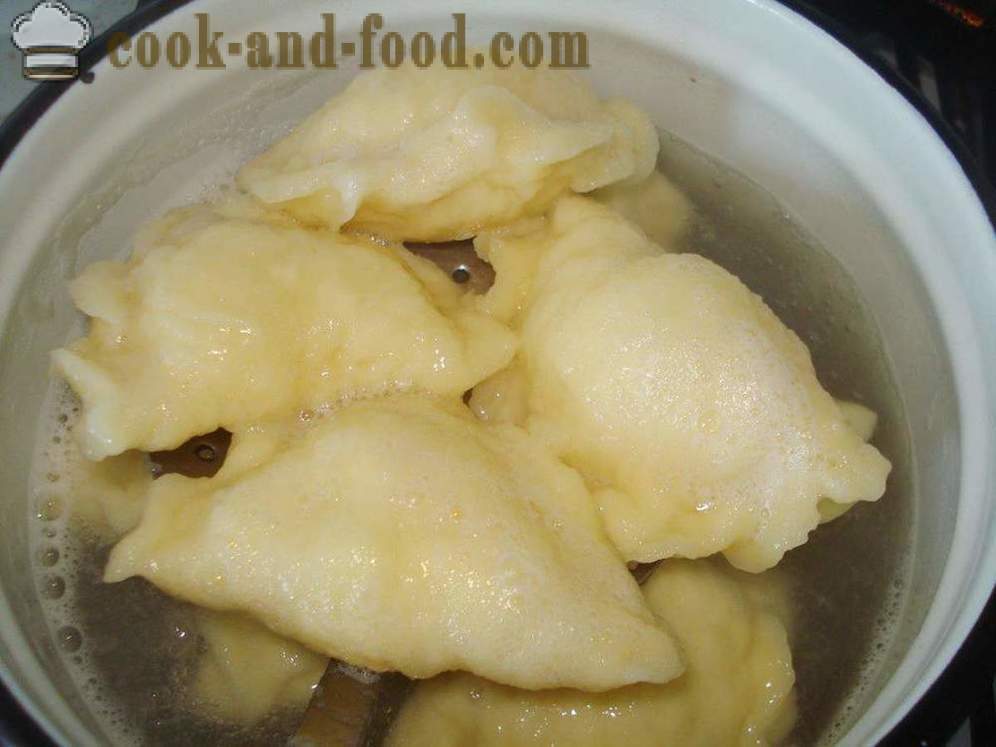 Dejen til dumplings med kartofler på vandet - hvordan man laver dejen for dumplings og kartofler, med en trin for trin opskrift fotos