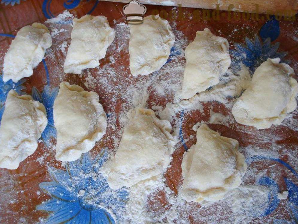 Dejen til dumplings med kartofler på vandet - hvordan man laver dejen for dumplings og kartofler, med en trin for trin opskrift fotos
