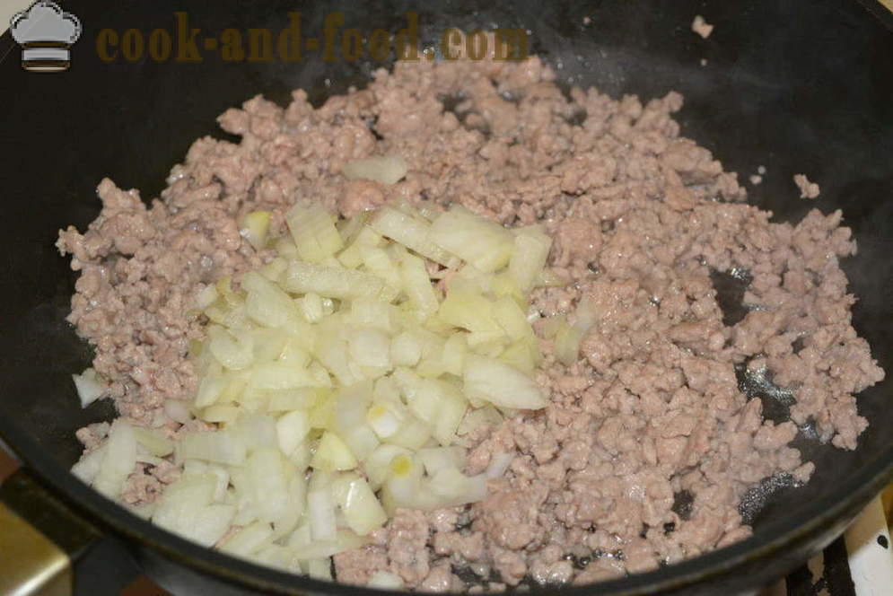 Braiseret kål med hakket kød på skovorode- hvordan at tilberede en lækker gryderet med kål med hakket kød, en trin for trin opskrift fotos