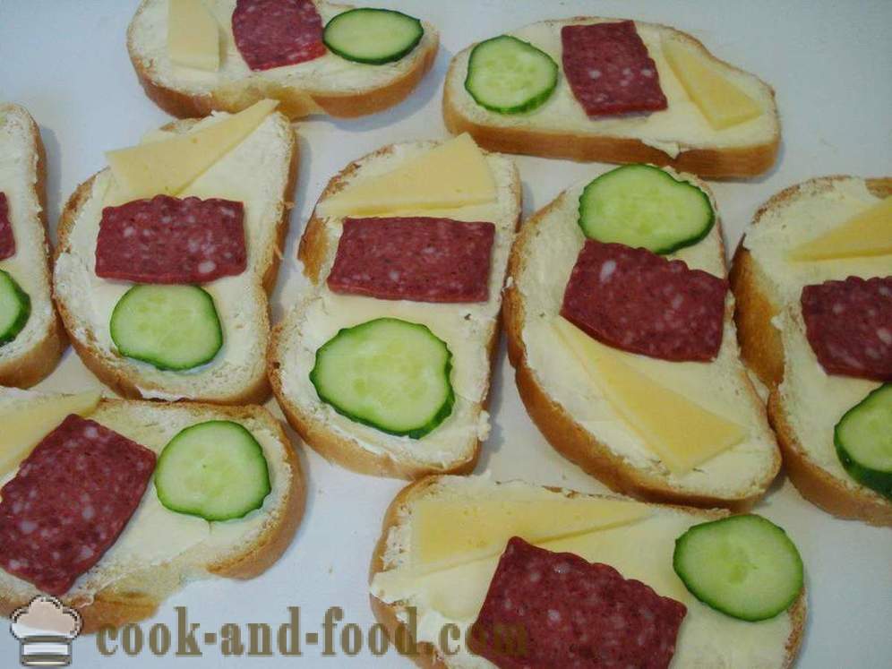 Sandwich med pølse, ost og agurk - hvordan man laver en sandwich med pølse og ost, med en trin for trin opskrift fotos