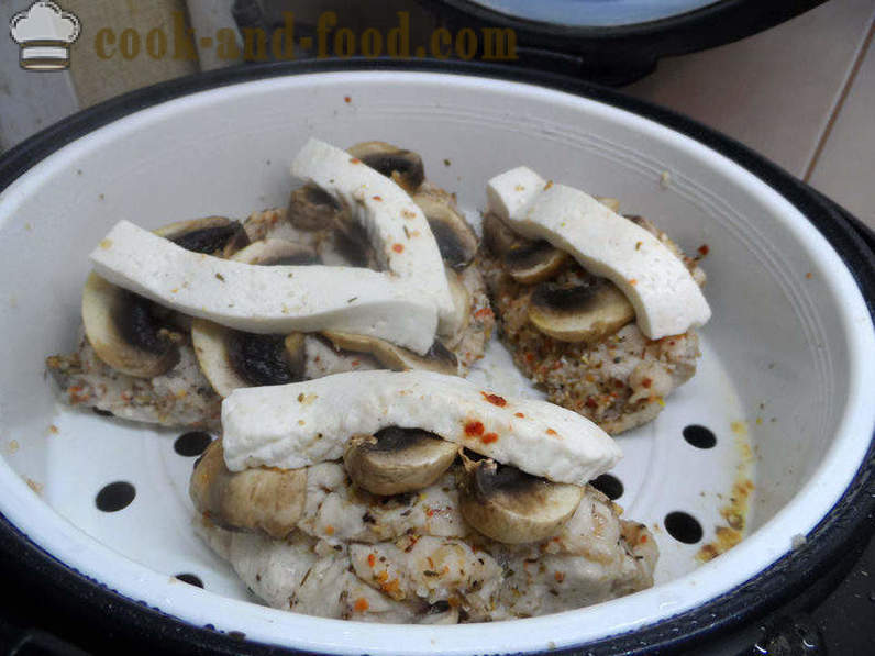 Kyllingebryst med svampe i hvidvin - hvordan man laver en kyllingebryst dampet i multivarka med svampe, en trin for trin opskrift fotos