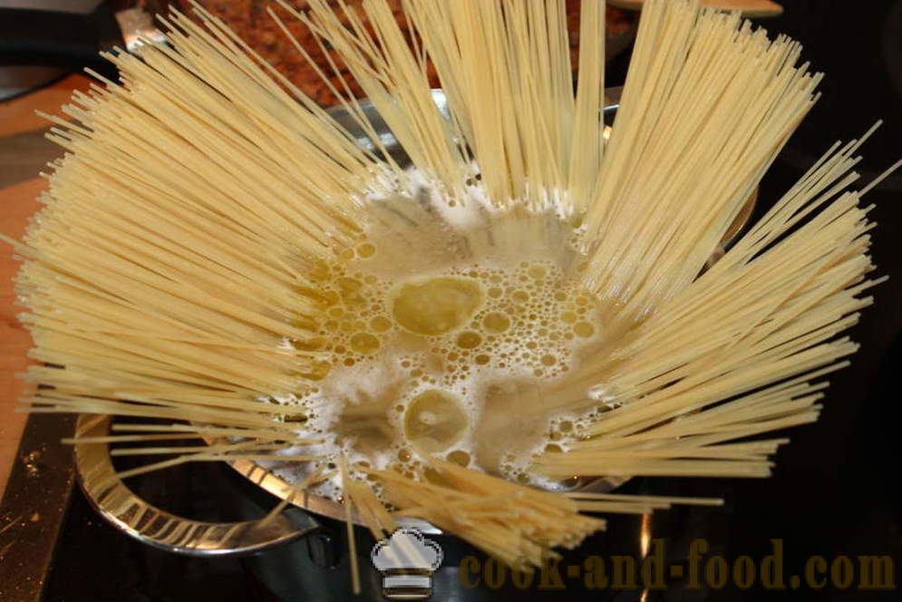 Spaghetti med bolognese sauce - hvordan man laver spaghetti bolognese, en trin for trin opskrift fotos