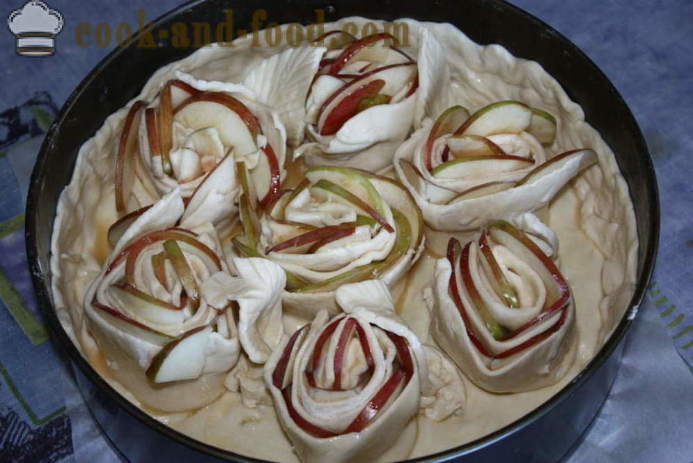 Roser af æbler i butterdej - lækker æbletærte af butterdej som æbler pakket ind i butterdej som roser, skridt for skridt opskrift fotos