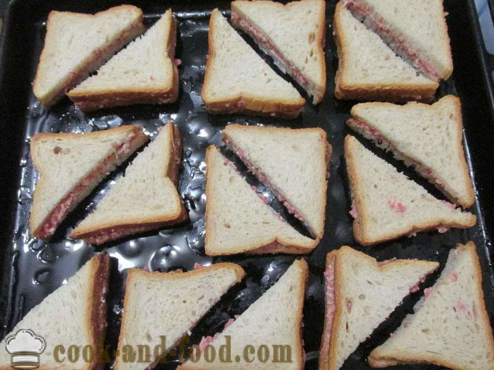 Hot sandwich i ovnen med pølse og ost - hvordan man laver varme sandwich i ovnen, med en trin for trin opskrift fotos