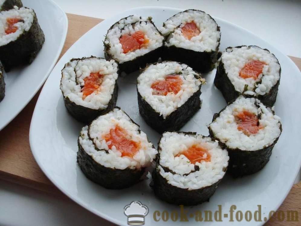 Sushi ruller med ris og røde fisk - hvordan man laver sushi ruller derhjemme, skridt for skridt opskrift fotos