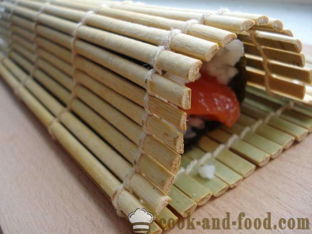 Sushi ruller med ris og røde fisk - hvordan man laver sushi ruller derhjemme, skridt for skridt opskrift fotos