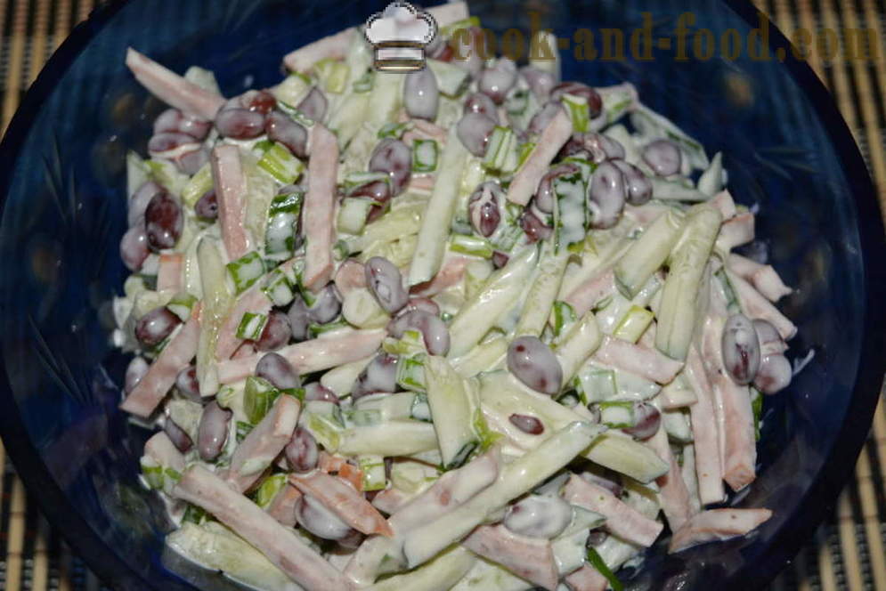 Salat med røde bønner og dåse pølse - Hvordan forbereder en salat med bønner og røget pølse, en trin for trin opskrift fotos