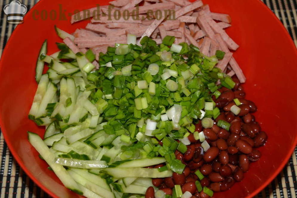 Salat med røde bønner og dåse pølse - Hvordan forbereder en salat med bønner og røget pølse, en trin for trin opskrift fotos
