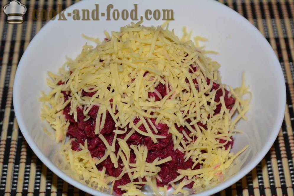 Rødbeder salat med hvidløg og ost - hvordan man kokken rødbeder salat med hvidløg og ost opskrift med et foto