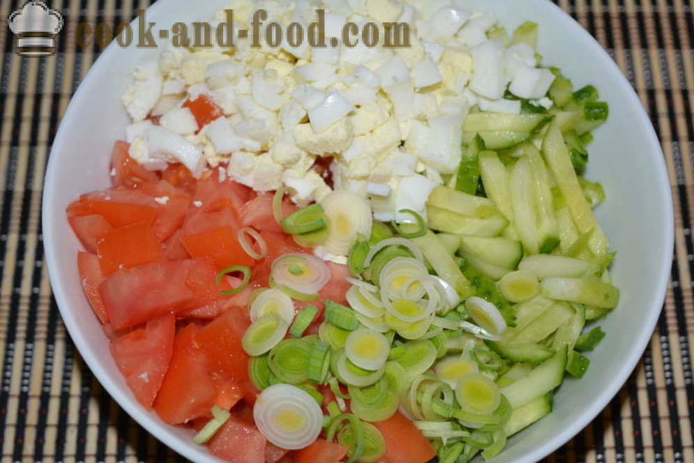 Enkel salat af friske agurker og tomater med æg og porre - hvordan man kan tilberede grøntsager salat med mayonnaise, en trin for trin opskrift fotos
