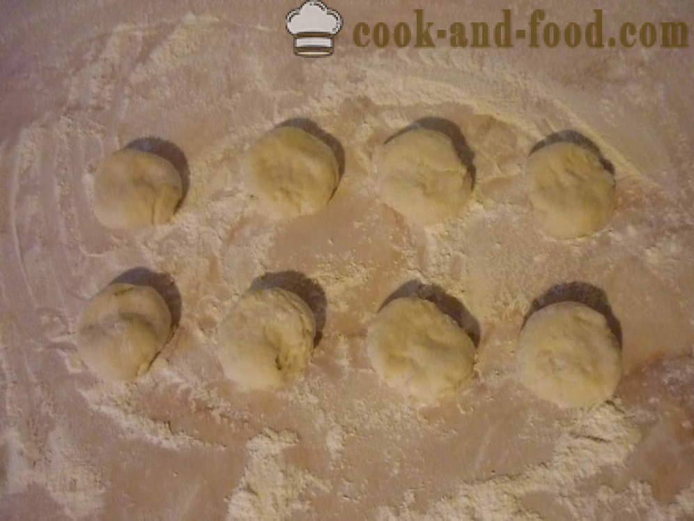 Gær kager stegt i en gryde - hvordan man laver kager med fyld, en trin for trin opskrift fotos