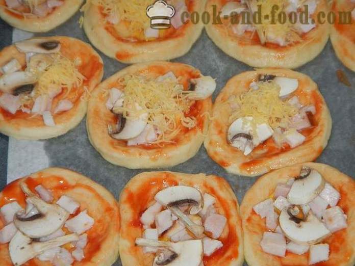 Mini pizzaer med dej i ovnen - hvordan man laver en mini-pizza derhjemme, trin for trin opskrift fotos