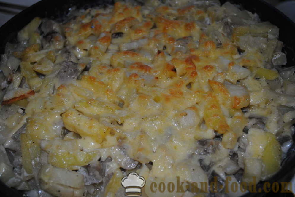 Bagt kartoffel med ost og svampe - både velsmagende bagt kartofler i ovnen, med en trin for trin opskrift fotos