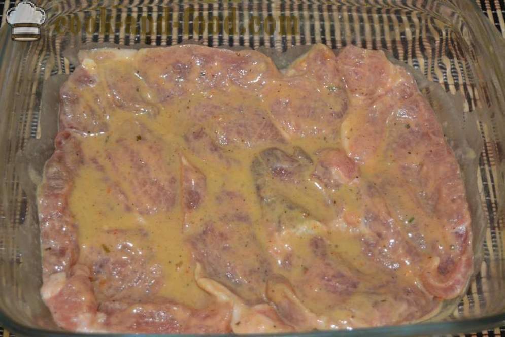 Svinekød bagt i ovnen med svampe og ost - ligesom flæskesteg i ovnen, med en trin for trin opskrift fotos