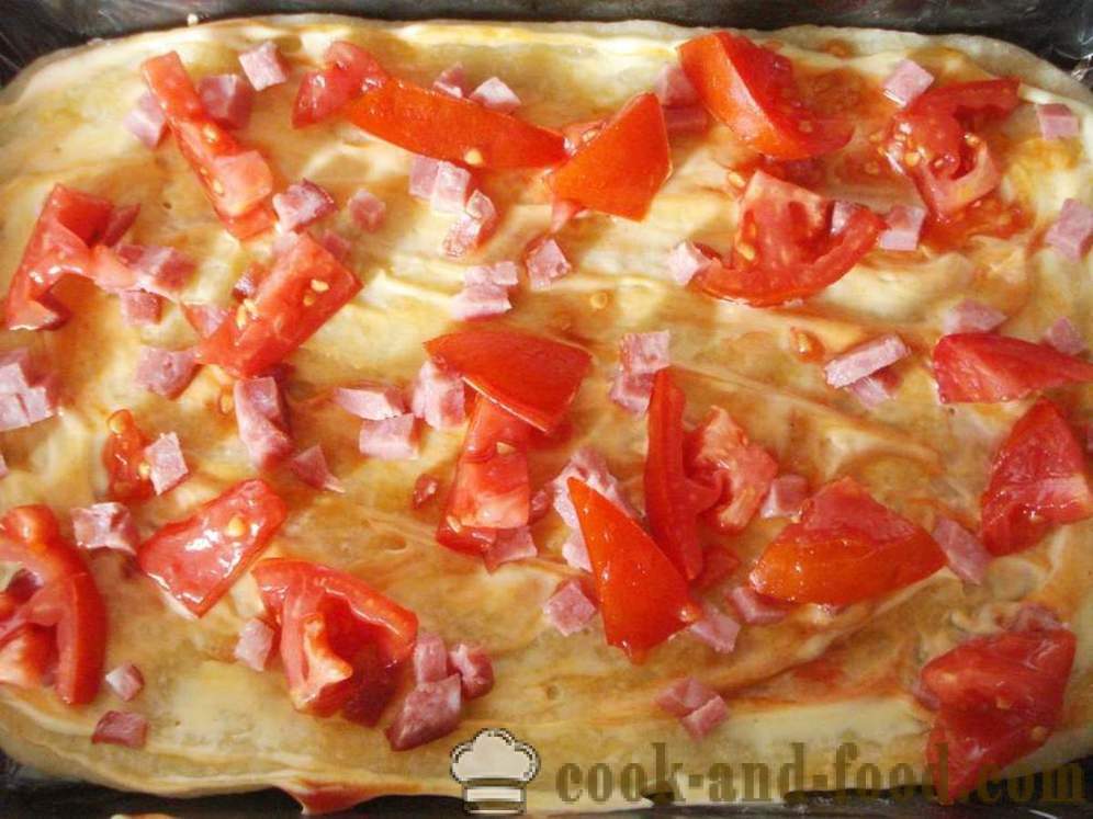 Pizza fra den færdige gærdej i ovnen - hvordan man laver en pizza med pølse hjemme, trin for trin opskrift fotos