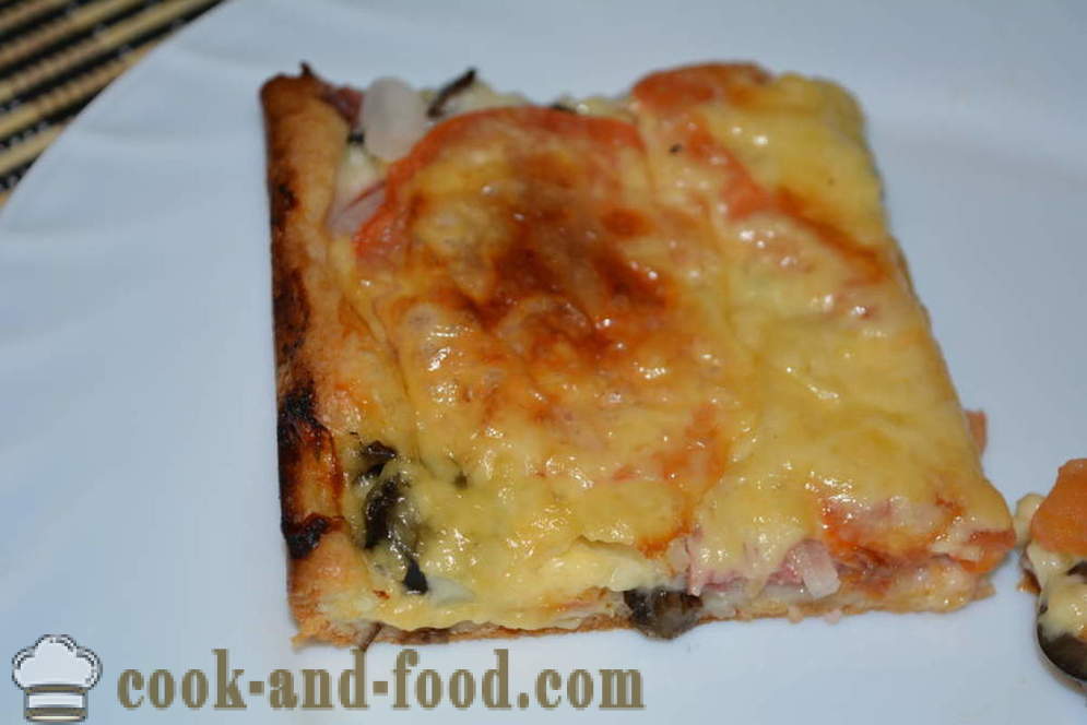 Hurtig pizza med creme fraiche og mayonnaise sauce med pølse og svampe - hvordan at tilberede en pizza hjemme i ovnen, med en trin for trin opskrift fotos