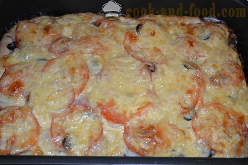 Hurtig pizza med creme fraiche og mayonnaise sauce med pølse og svampe - hvordan at tilberede en pizza hjemme i ovnen, med en trin for trin opskrift fotos