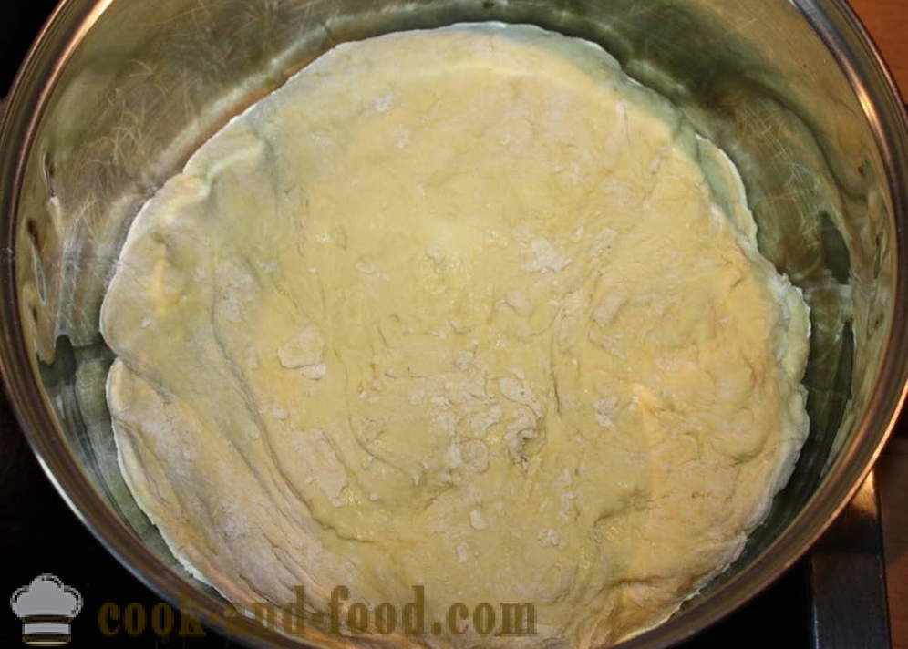Gær kage med græskar-lignende tilberede græskar pie med stormskridt, med en trin for trin opskrift fotos