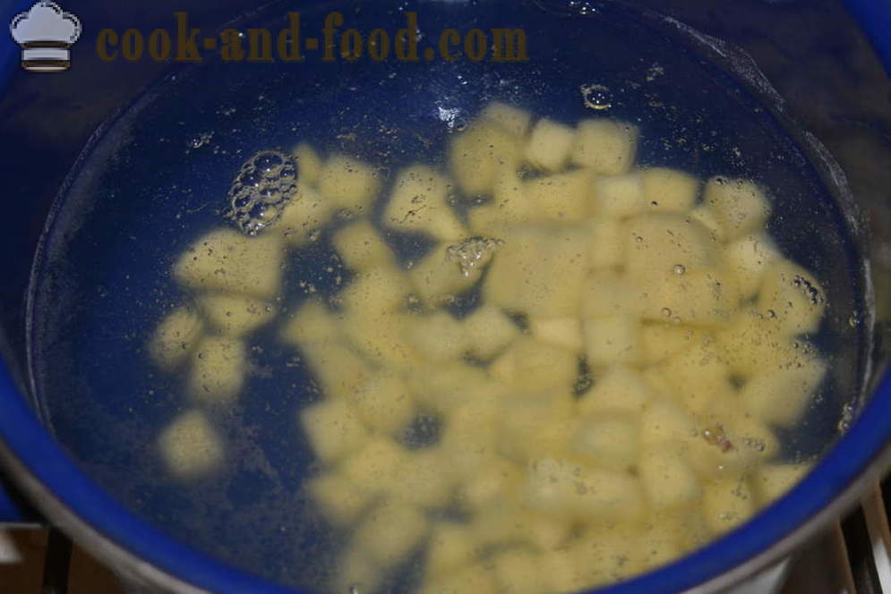 Ost suppe med smeltet ost, pasta, og pølse - hvordan man kan tilberede ost suppe med smelteost, en trin for trin opskrift fotos