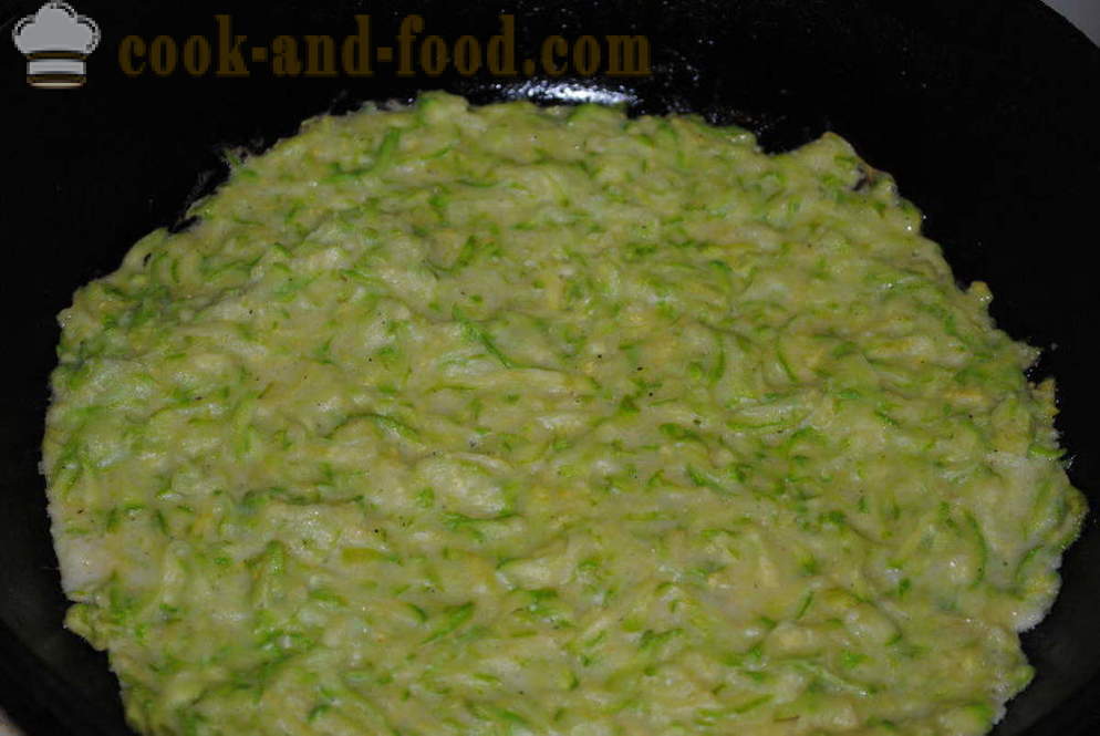 Vegetabilsk kage af zucchini proppet med gulerod, squash, hvordan man laver en kage, trin for trin opskrift fotos