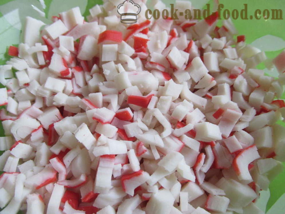 Enkel lagdelt salat med krabbe pinde - hvordan man forbereder en salat med krabbe pinde, en trin for trin opskrift fotos