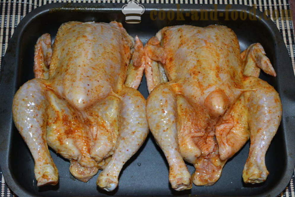 Fyldte kylling med en sprød skorpe bagt i ovnen - ligesom bagt kylling i ovnen hele, en trin for trin opskrift fotos