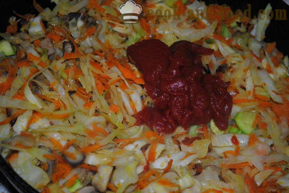 Braiseret kål med svampe og tomatpuré i en gryde - hvordan man laver en lækker gryderet af kål, en trin for trin opskrift fotos