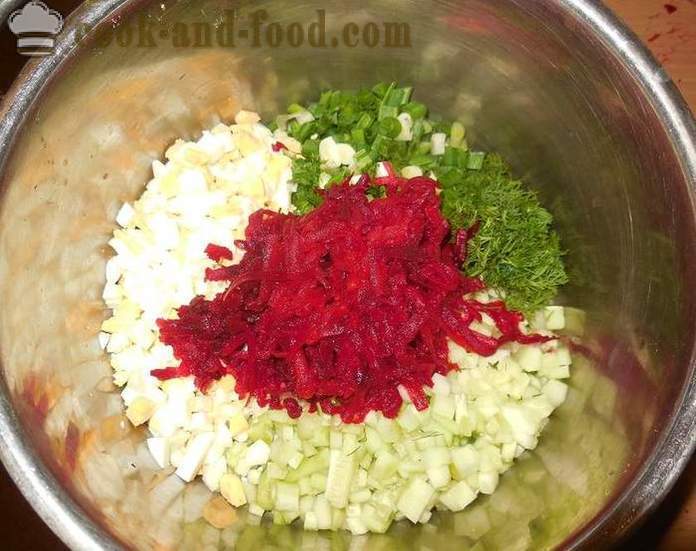 Rødbeder koldt kefir, friske agurker og krydderurter - hvordan man laver rødbeder kulde, med en trin for trin opskrift fotos