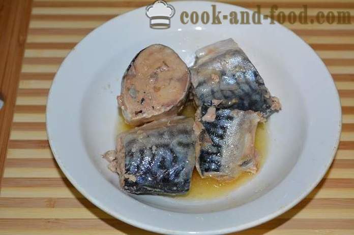 En simpel opskrift til påfyldning af kagen med fiskekonserves i ovnen - hvordan man laver en tærte fyldstof, en trin for trin opskrift fotos