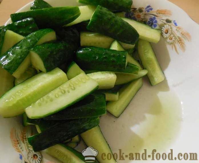 Stegt agurk med chili, hvidløg og sesamfrø, hvordan man laver stegt agurk - en trin for trin opskrift fotos