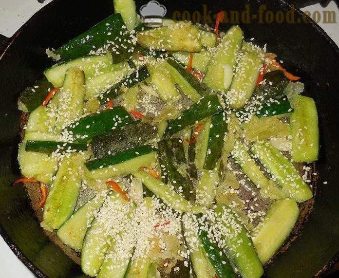 Stegt agurk med chili, hvidløg og sesamfrø, hvordan man laver stegt agurk - en trin for trin opskrift fotos
