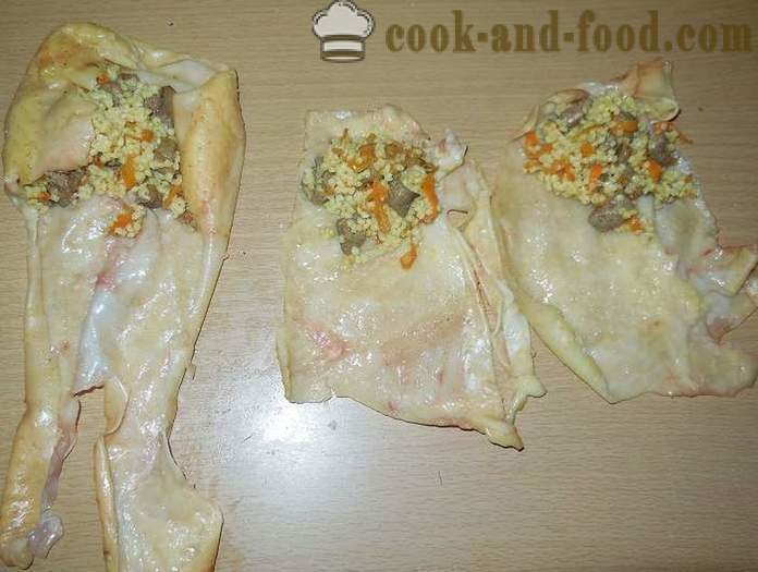 Lækker roll i kyllingeskind proppet med indmad og hirse - hvordan man laver et brød opskrift med et foto