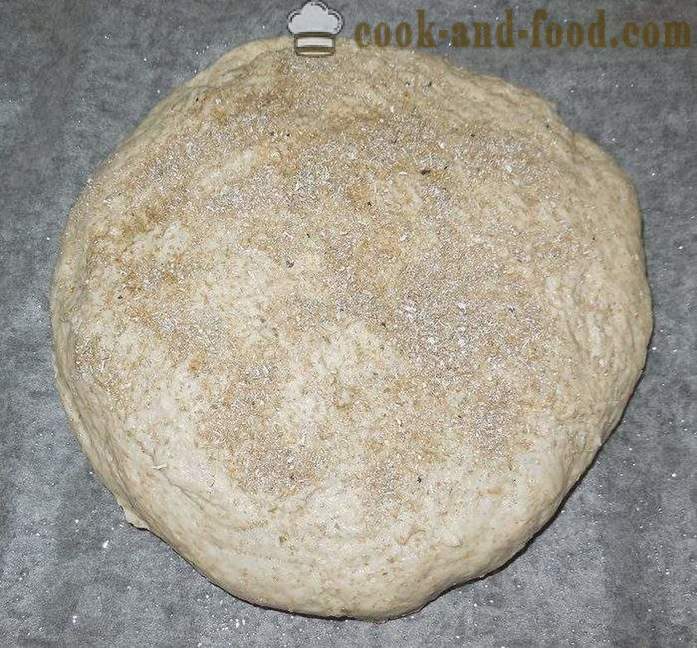 Lækker og sund hvedeklid korn fuldkornsmel - hvordan man laver hjemmelavet brød, en simpel opskrift og trin for trin foto