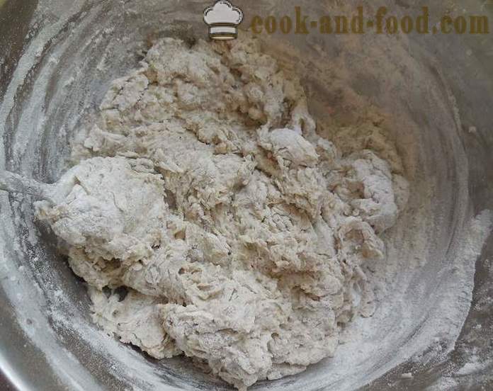 Lækker og sund hvedeklid korn fuldkornsmel - hvordan man laver hjemmelavet brød, en simpel opskrift og trin for trin foto