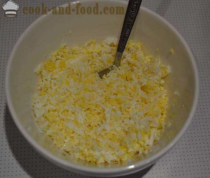 Lækre ferie tartlets med ost og æg - en simpel opskrift på fyldet og smukt indrettede snacks tartlet med foto