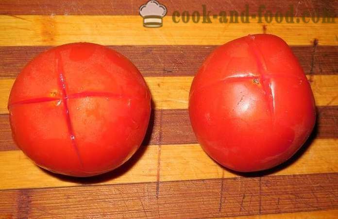 Hurtige saltede tomater med hvidløg og krydderurter i en gryde - opskrift på syltede tomater, med billeder