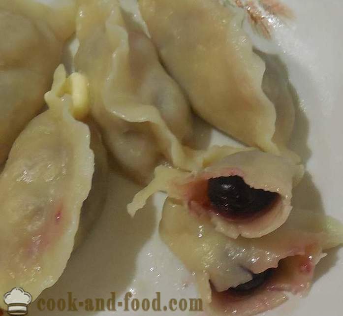 Fluffy dumplings med et kirsebær på serum eller kefir - en opskrift at lave mad dumplings med kirsebær, skridt for skridt med fotos