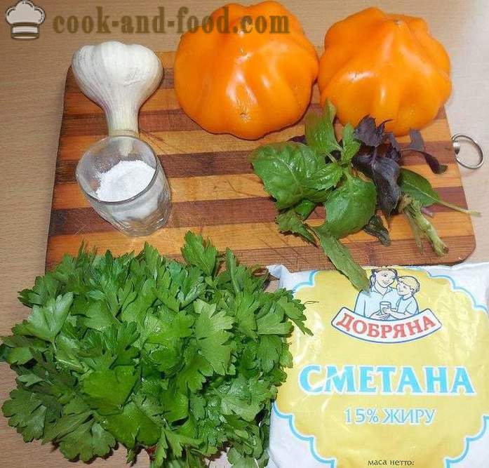 En enkel og lækker salat af friske tomater med creme fraiche, hvidløg og basilikum - hvordan man laver tomatsalat - opskrift med fotos - trin for trin