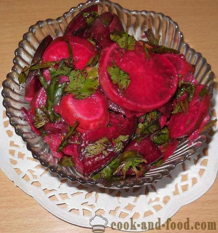 Syltede radiser med roer og grønne løg - velsmagende salat af radise - opskriften med et foto