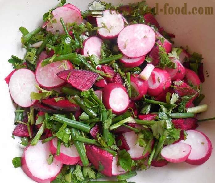 Syltede radiser med roer og grønne løg - velsmagende salat af radise - opskriften med et foto