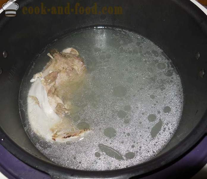 Suppe af sauerkraut i multivarka - hvordan man laver sur suppe med sprog og klædt med hvidløg og bacon, en trin for trin opskrift med fotos.