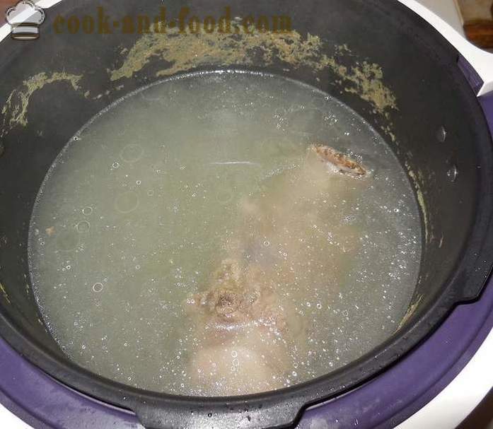 Suppe af sauerkraut i multivarka - hvordan man laver sur suppe med sprog og klædt med hvidløg og bacon, en trin for trin opskrift med fotos.