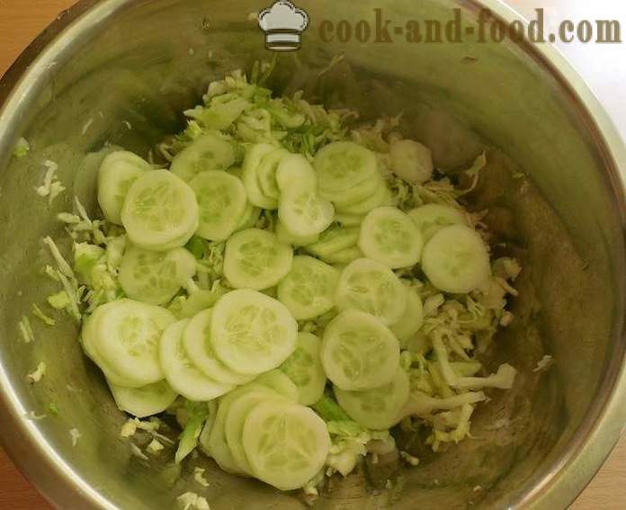 Lækker salat af unge kål og agurker med eddike og solsikkeolie - en trin for trin opskrift fotos