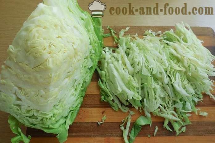 Lækker salat af unge kål og agurker med eddike og solsikkeolie - en trin for trin opskrift fotos